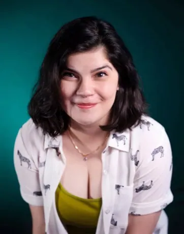 Headshot by Rye Oakwynn taken at a Bilingual Improv School show